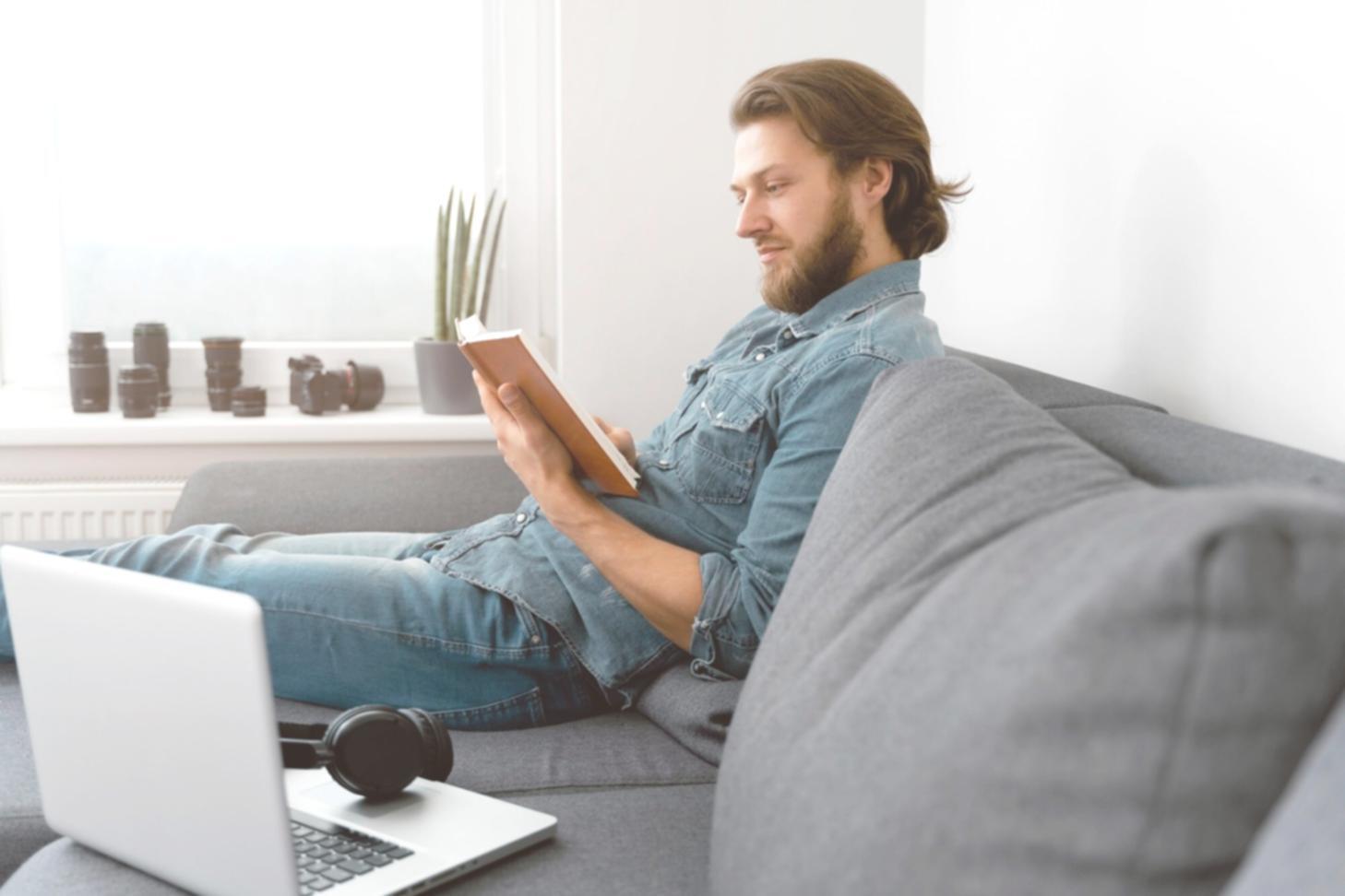 Teilnehmer beim gemeinsamen Lernen und Analysieren von Finanzkennzahlen